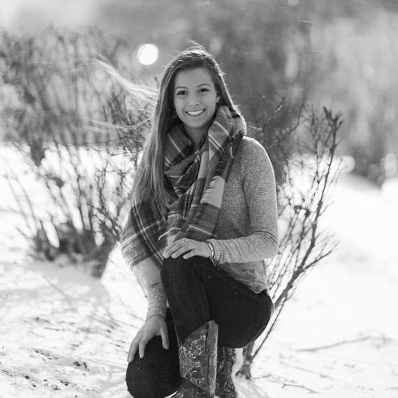 Meet your Posher, Erin - Picture 3 of 4